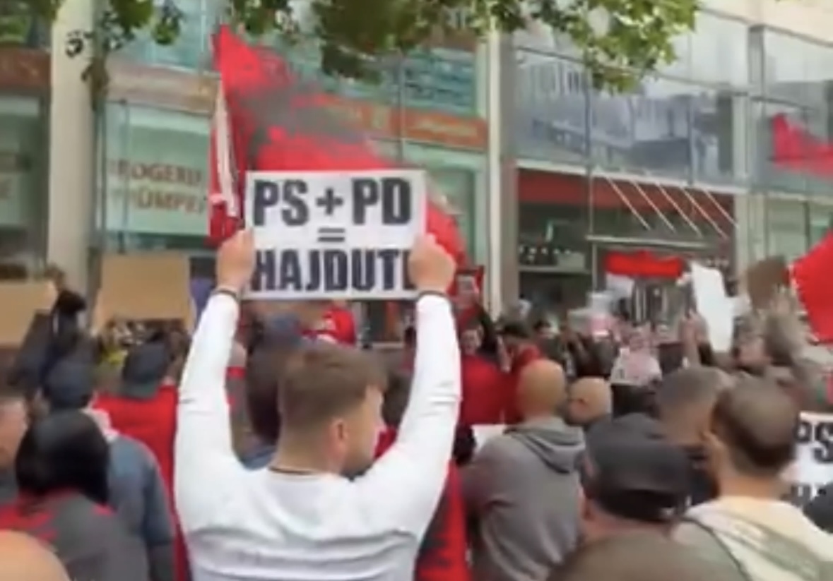 “PS+PD=Hajdutë”, shqiptarët e Gjermanisë nisin protestat masive