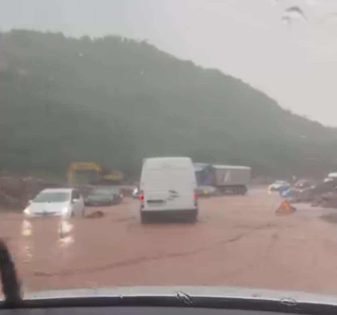 Bllokohet aksi Librazhd-Prrenjas: Makinat ngecin në ujë, trafiku kilometrik prej disa orësh