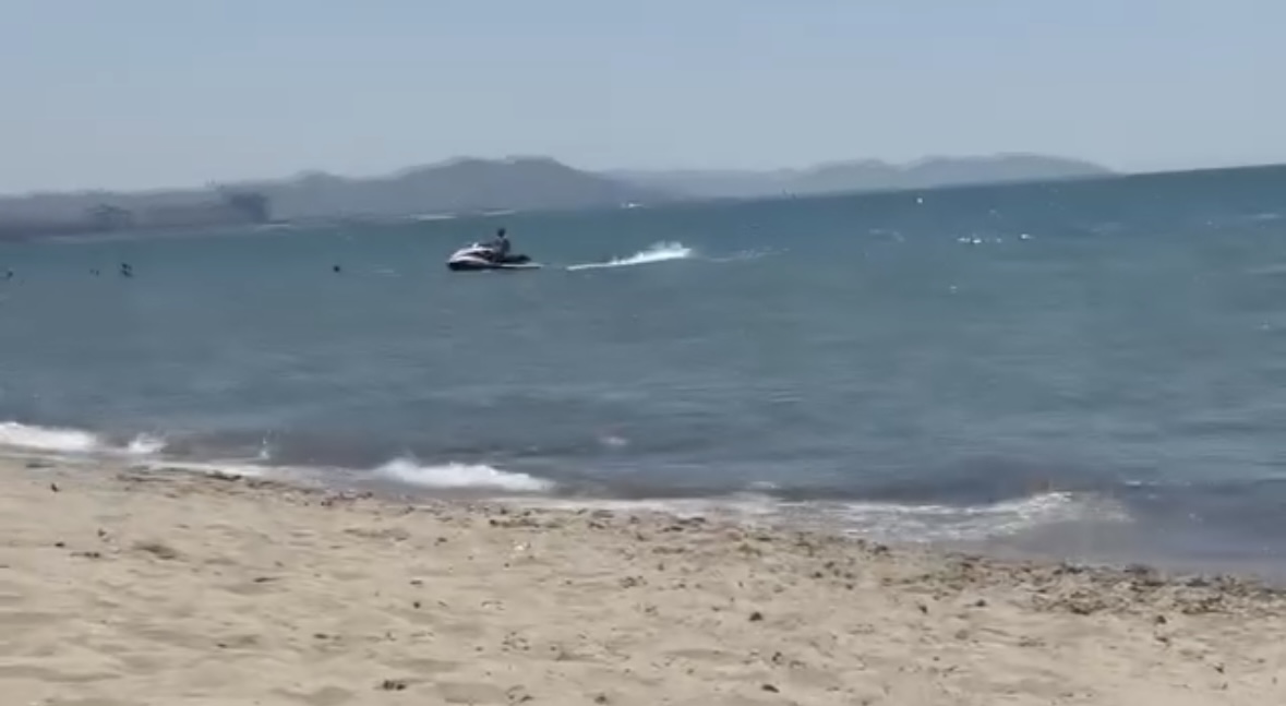 Jet ski sfidon rregullat e sigurisë  futet në zonën e pushuesve