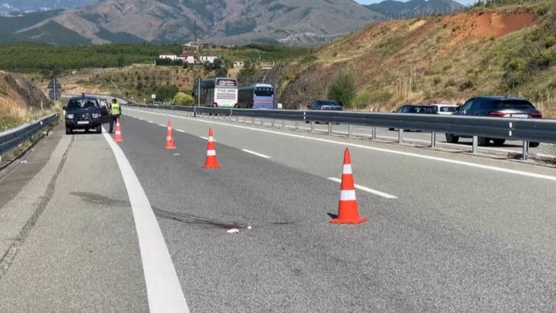 E rëndë në Rrugën e Kombit  gruaja përplaset për vdekje teksa kalonte autostradën