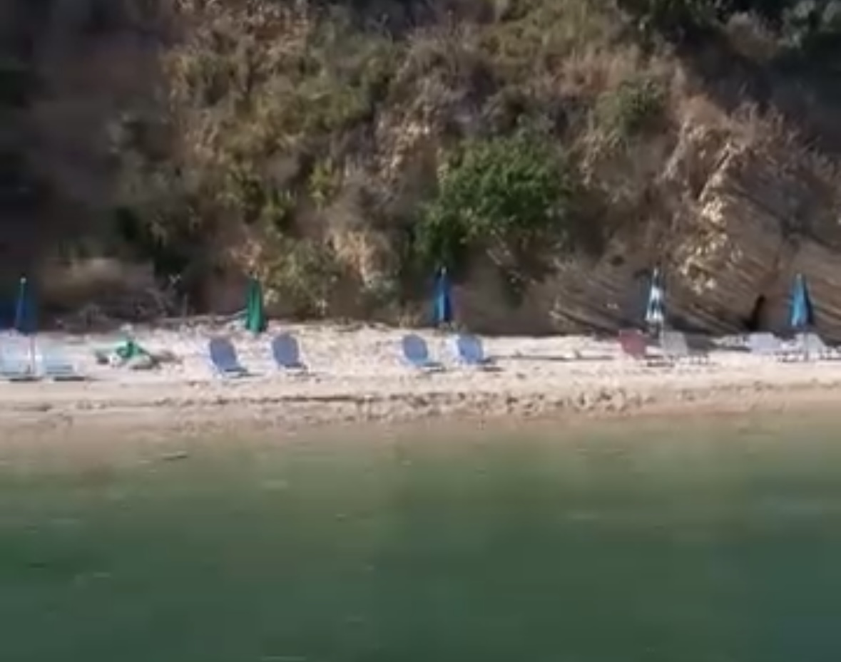 Ishulli i Tongos dhe Gjiri i Ftelias privatizohen me çadra e shezlongë
