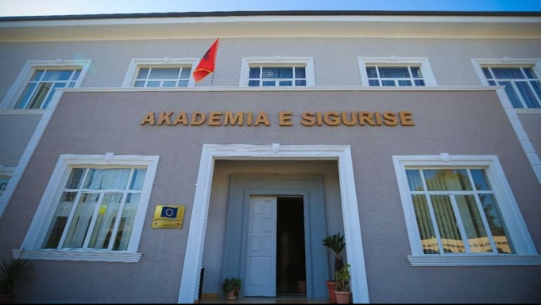 U helmuan pas darkës me fasule  salçiçe dhe kos  60 kursantë në Akademinë e Sigurisë përfundojnë në spital