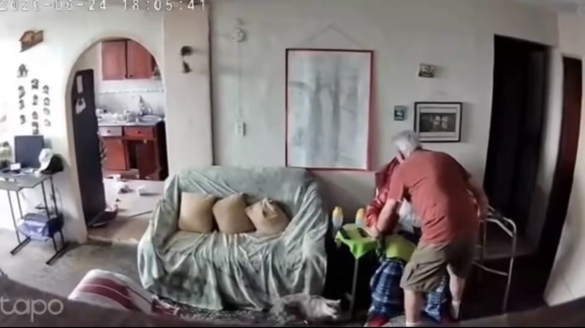 Tërmeti i fuqishëm shkund shtëpinë  burri bëhet mburojë për gruan në karrocë