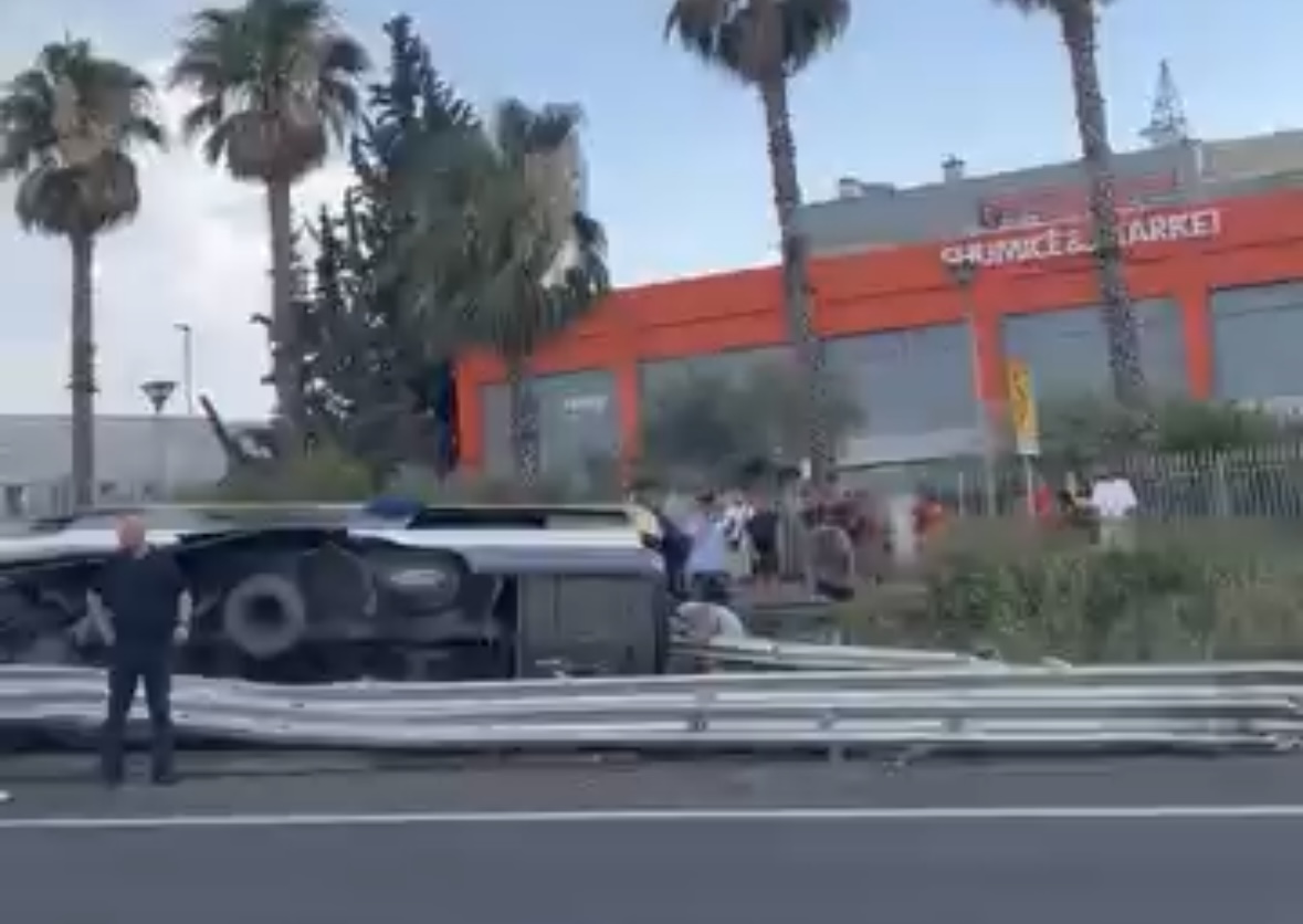 autobusi-me-femije-del-nga-rruga-dhe-bie-ne-kanal-disa-te-bllokuar-brenda
