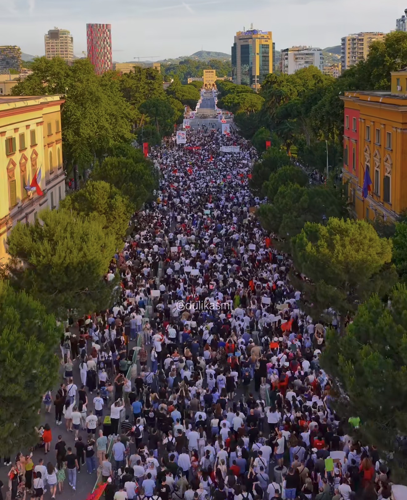 Sërish sot në 18:00! Goxhaj fton qytetarët në protestë: Arlind Qorri s’ka lidhje!