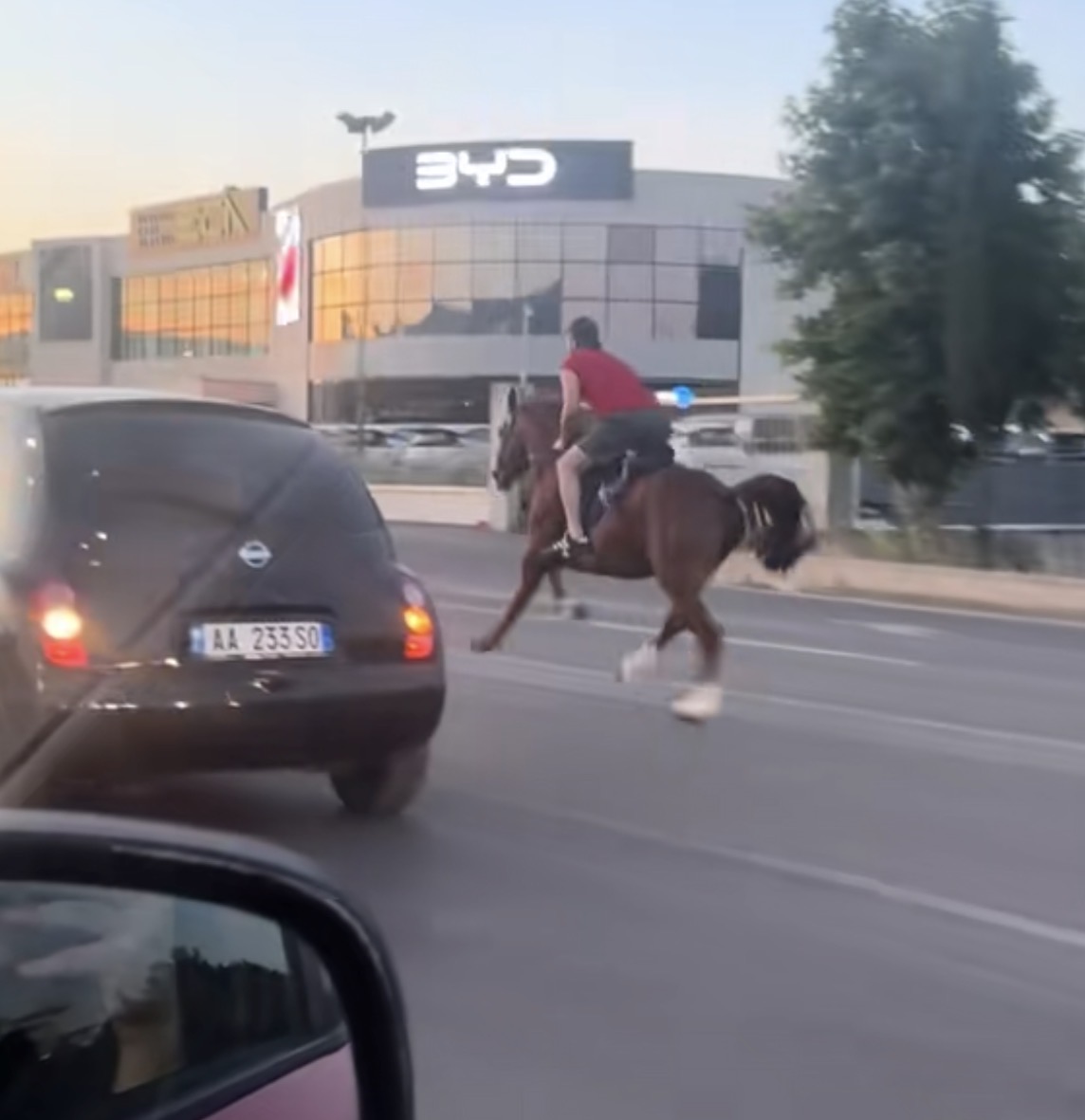 Qytetari sfidon mjetet me kalin vetëtimë