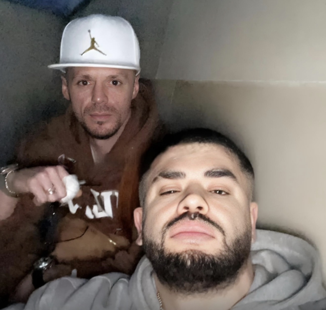 Clevio: Merr Noizy në cel! “Ta kam heq denoncimin për përndjekje unë ty kur më shikoje nga b*thët?!”