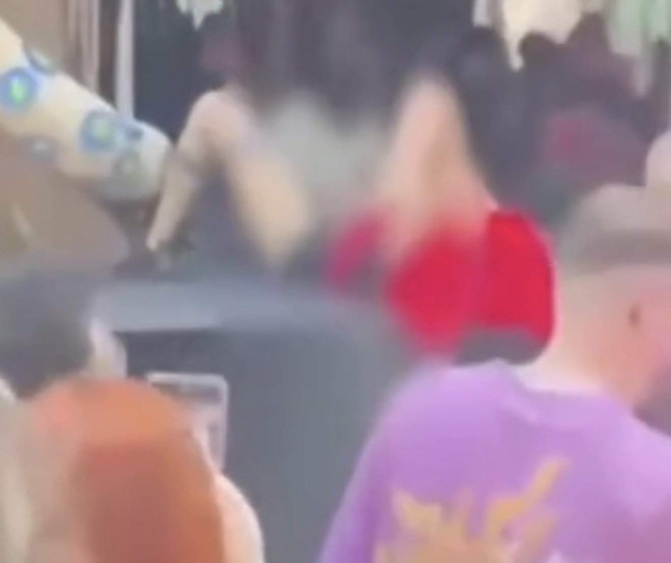 Çmendet vajza në UNUM Festival  Vetëkënaqet para mijëra njerëzve në tavolinën e DJ