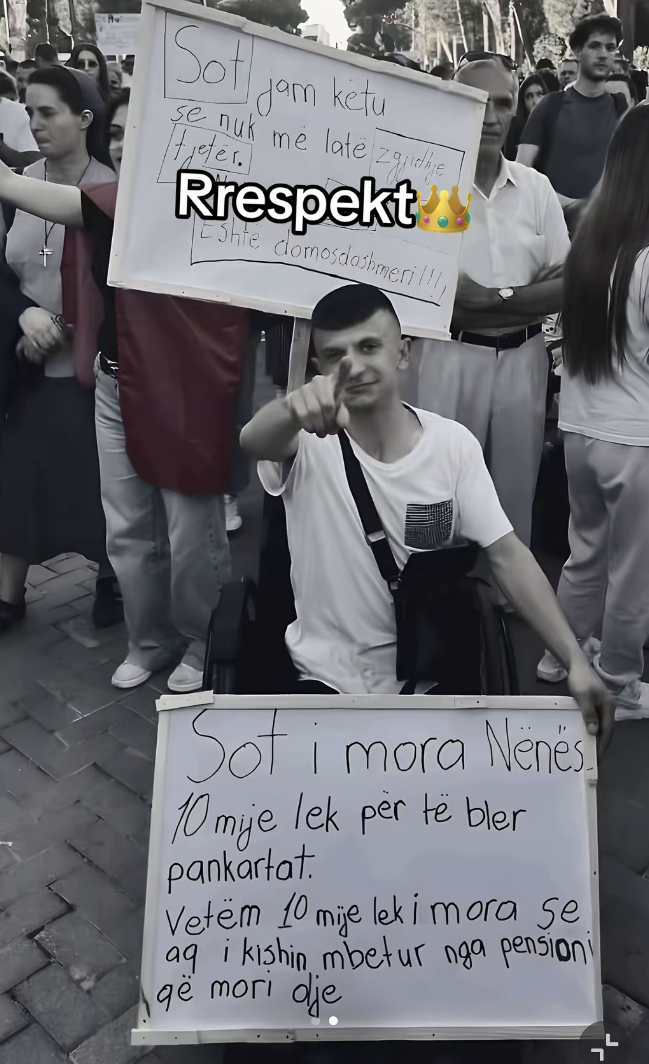 A është kjo pankarta më e dhimbshme e protestës?!