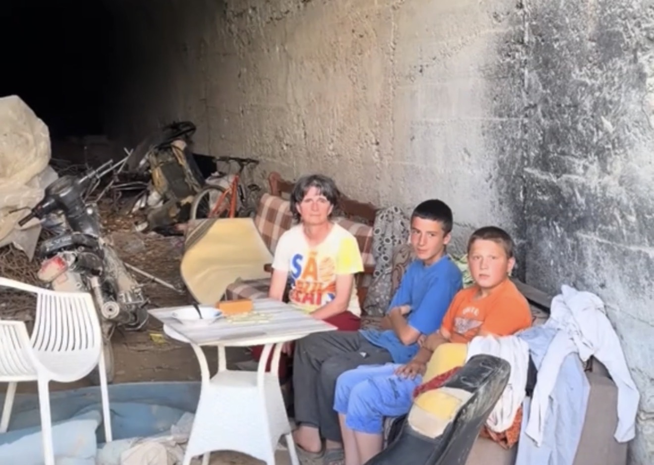 Familja Hoxha nga Peqini jeton në tunel