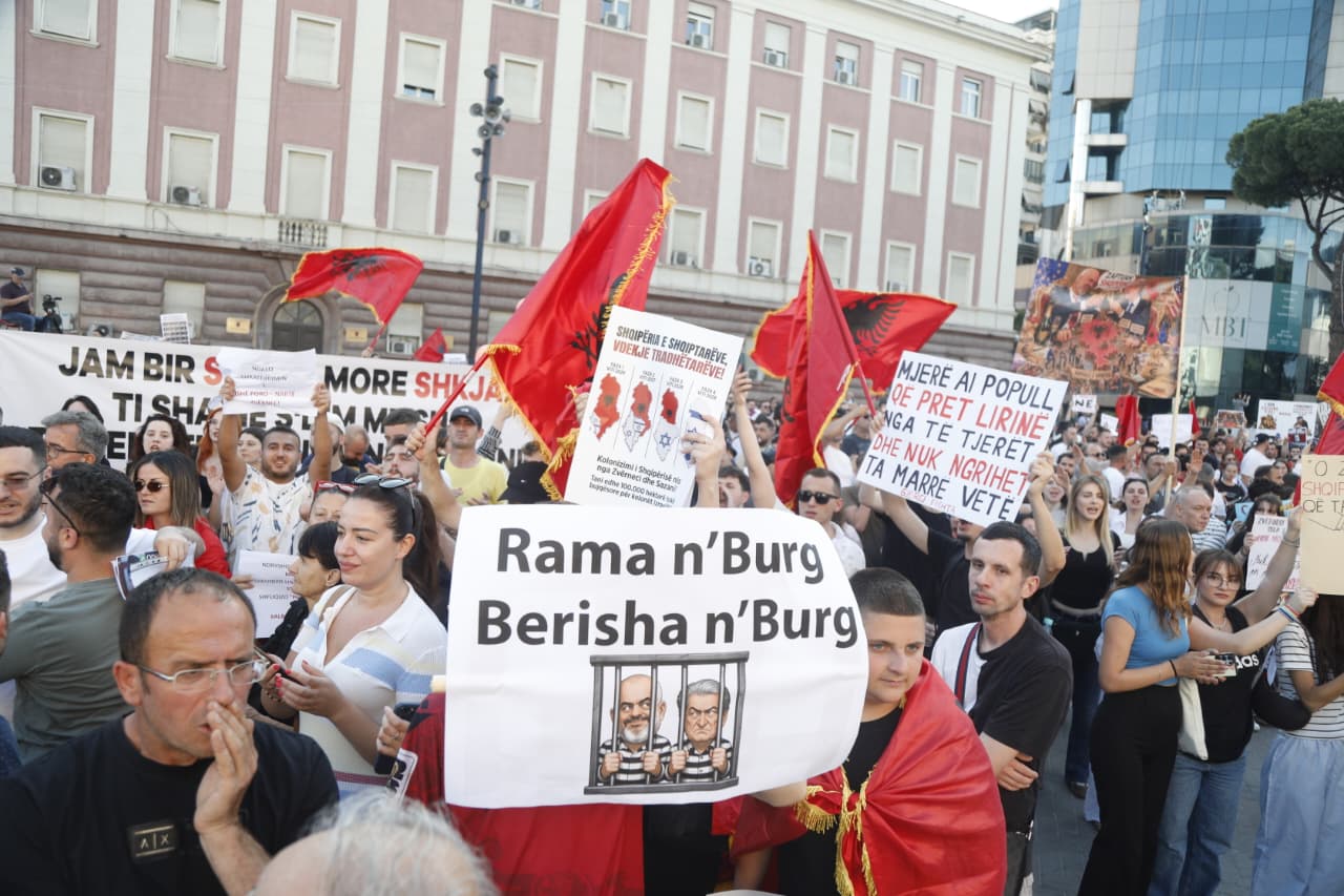 Sali Berisha thirrje demokratëve  Bashkojuni protestës 