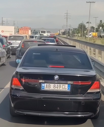 Shoferi i BMW e ka korsinë me tapi, nuk i hap rrugën ambulancës