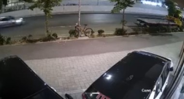 Hajduti profesionist vjedh biçikletën e lidhur me zinxhir