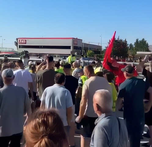 Qytetarët bllokojnë autostradën, protestojnë për mungesën e mbikalimeve