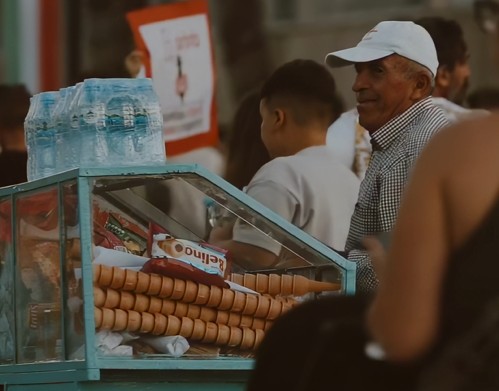Mezi qëndron në këmbë  i moshuari i bashkohet protestës me karrocën e tij
