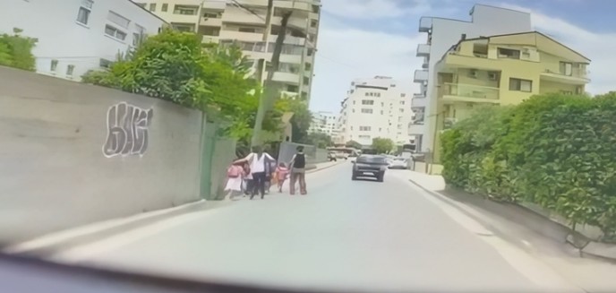 Një hap larg aksidentit  mesazhi i fortë i qytetarit për prindërit dhe shoferët
