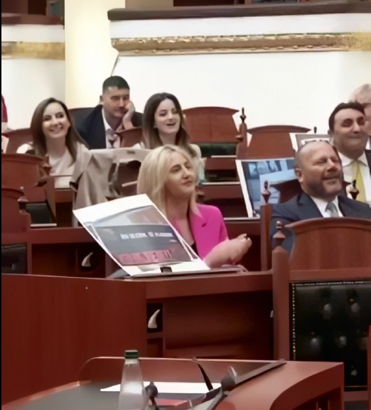 Ulsi dirigjenti drejton korin e shokëve të PD