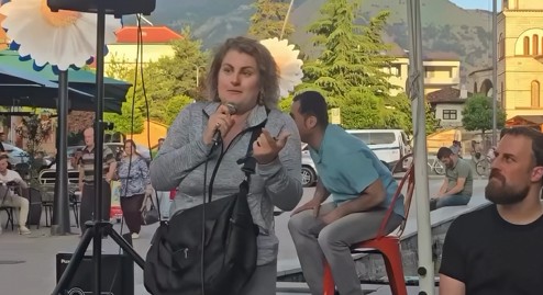 Punonjësja e Bashkisë Maliq i bashkohet protestës dhe denoncon sistemin e rrënuar