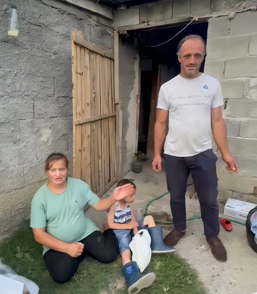 Gjarpërinjtë i futen brenda  familja Lasku ka nevojë për ndihmën e shqiptarëve