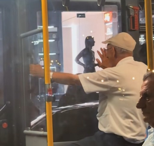 Gjyshi me lot në sy përshëndet protestuesit nga autobusi
