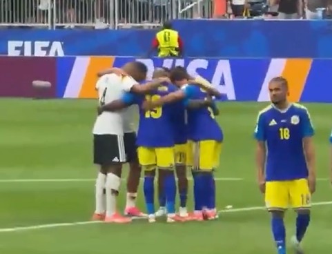 Gjermania shkatërroi Kuraçaon 7 1  por lojtarët e dy kombëtareve luten së bashku pas ndeshjes