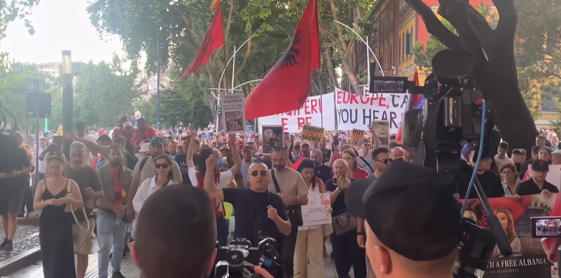 Protesta e 19  Protestuesit marshojnë drejt Parlamentit  mazhoranca ndodhet aty