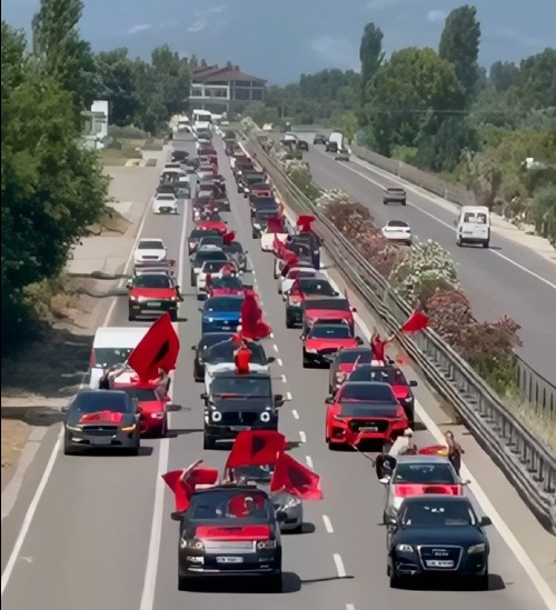 Autokolona e diasporës mbërrin në Tiranë
