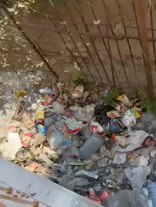 Reagim për “bllokimin e pallatit” në Lushnje: Investim për sigurinë me lejen e administatorit, jo pengesë