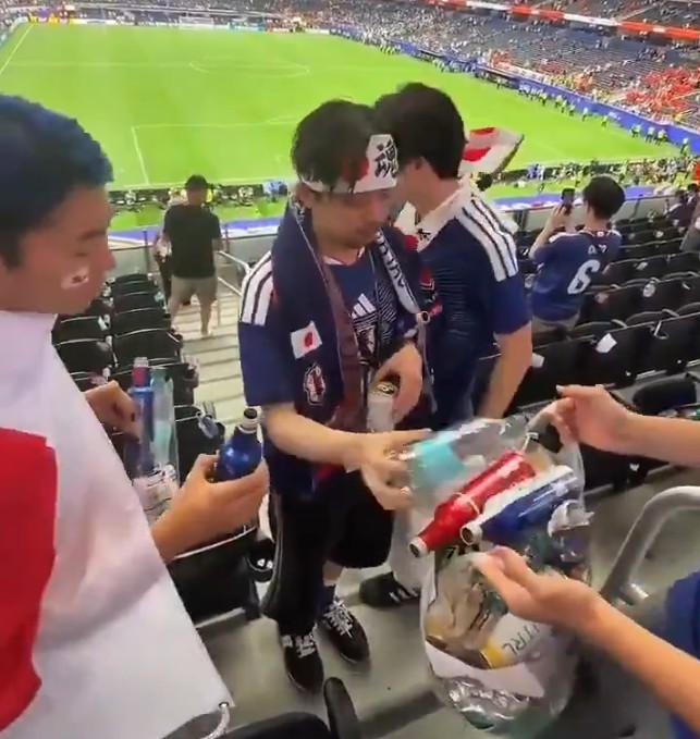 Humbja ndaj Brazilit ndryshoi gjithçka, tifozët japonezë hedhin mbeturinat në fushë