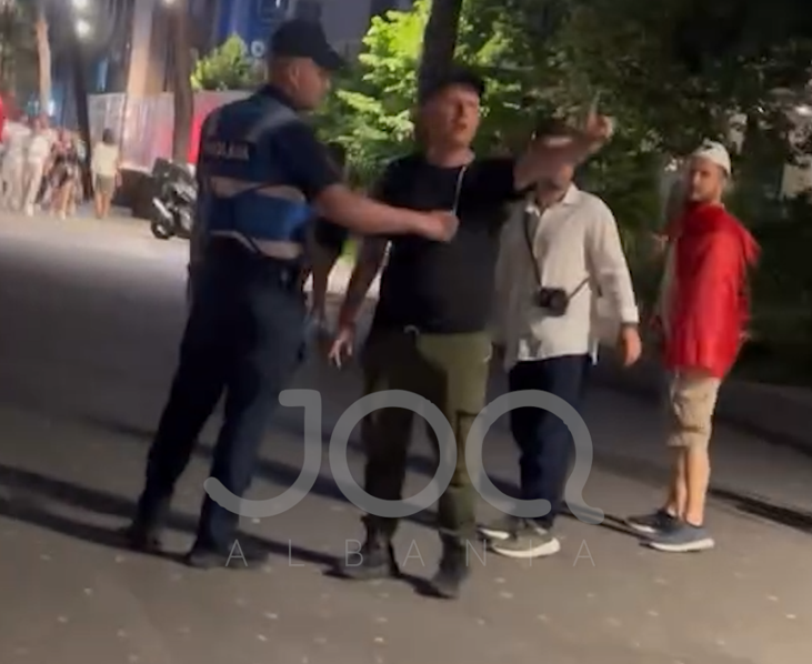 Shoqërohet nga policia gazetari Osman Stafa gjatë protestës në Tiranë