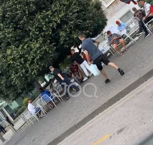 I riu çon shishe me ujë te protestuesit e ngujuar para Kryeministrisë