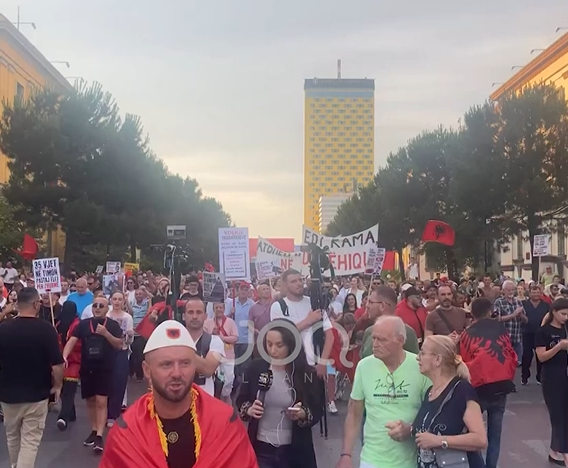 Dita e 23 të e protestës  qytetarët marshojnë drejt Kryeministrisë   Edi Rama  o legen  prite popullin se po vjen 