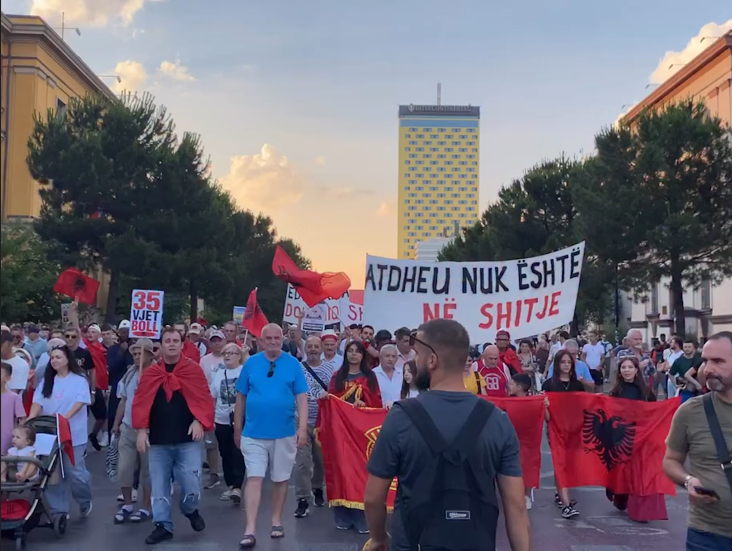 Dita e 24 t e protestës  qytetarët marshojnë drejt Kryeministrisë  Edi Rama o tradhtar  jep dorëheqjen sa më parë 