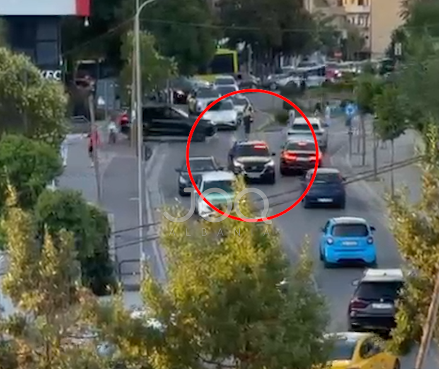 Makina civile me xhama të zinj dhe fenelina në trafik: A duhet të lejohen privilegje të tilla?