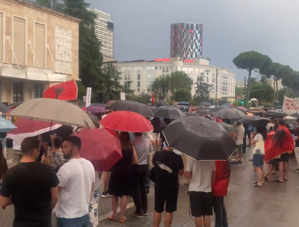 Dita e 25 të  qytetarët s i ndal as shiu  me çadra në duar para Kryeministrisë