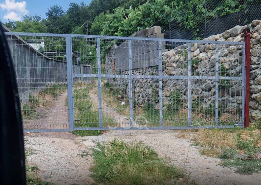  Polici na ka zënë rrugën e fshatit me portë hekuri  20 familje kanë mbetur të izoluara 