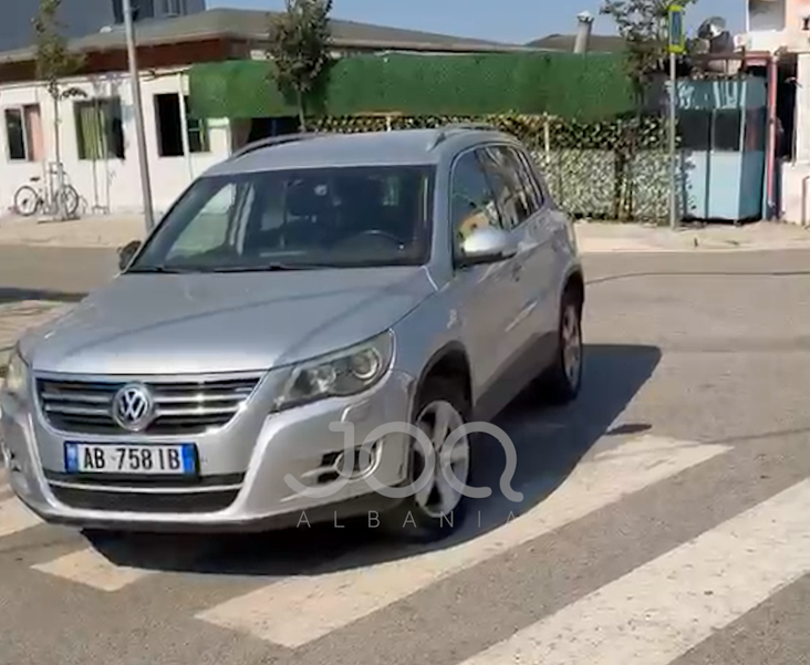 “Ky mjet ka tre ditë i parkuar te vijat e bardha, pronarja thotë se e ka blerë vendin”