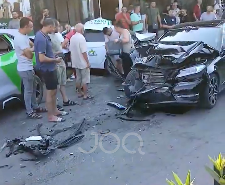 Aksident te rrethi i Kamzës, makina me shpejtësi përplaset me dy taksi të parkuara