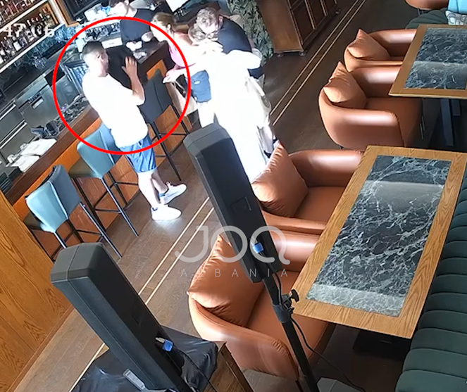 Klienti filmohet duke vjedhur çantën e kamarierit brenda në lokal