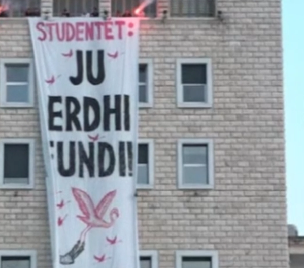 Studentët e Politeknikut shpalosën banderolën gjigante  rojet e heqin