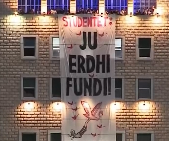  Ju erdhi fundi   studentët vendosin sërish banderolën te Korpusi