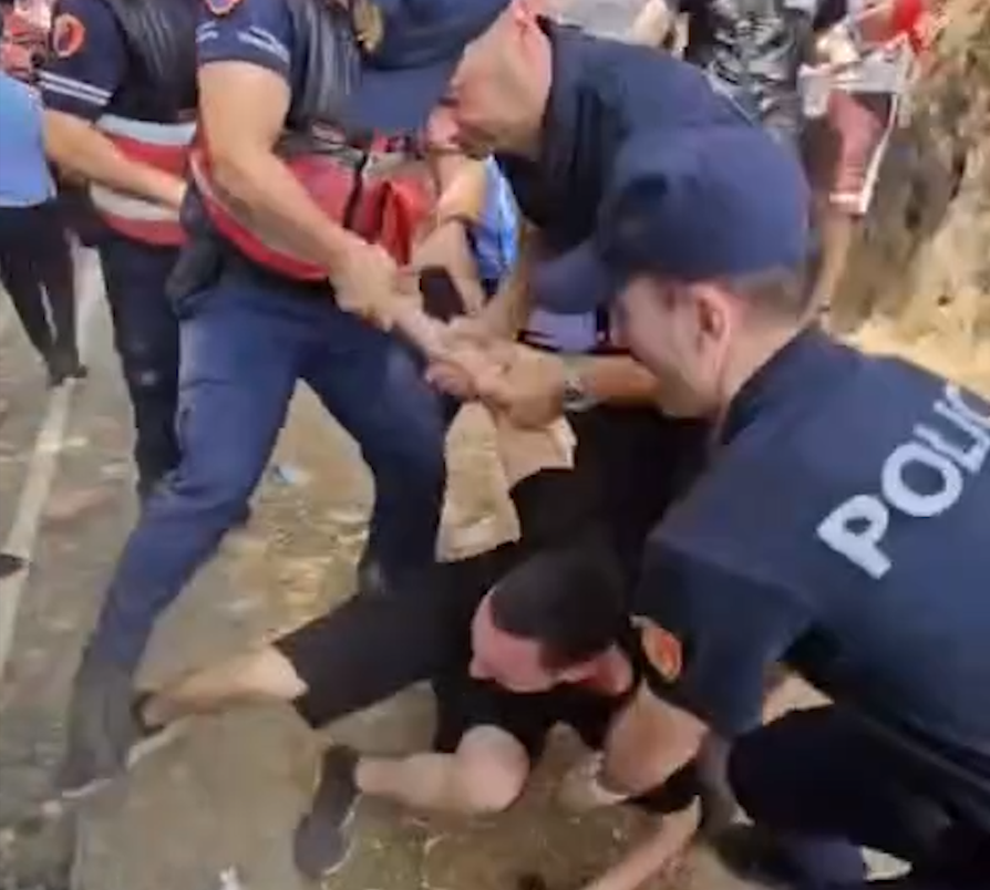 Protesta para Parlamentit, momenti kur policia mori zvarrë protestuesin