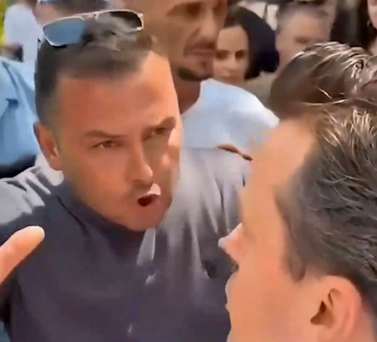  Ti vjen për show   Agron Shehaj përballet me protestuesit  S ka deklarata politike këtu 