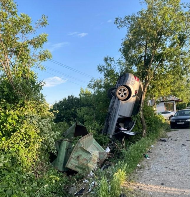 Aksident i rëndë në Bulqizë  makina përfundon e varur në pemë  dy të plagosur