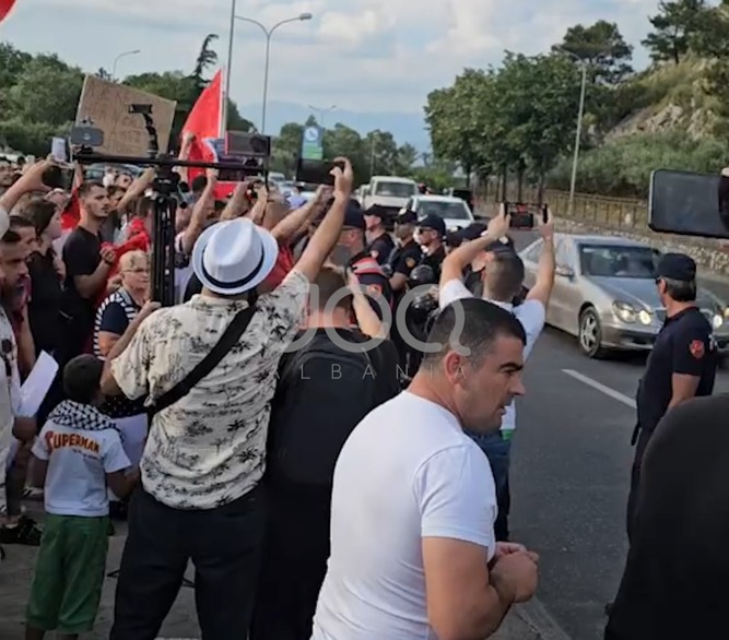 Shkodranët presin Ramën me protesta   Rama n burg  Berisha n burg  