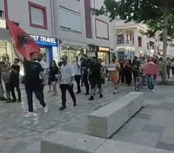  Eja mblidhuni këtu  këtu   vlonjatët marshojnë rrugëve të qytetit kundër klasës politike