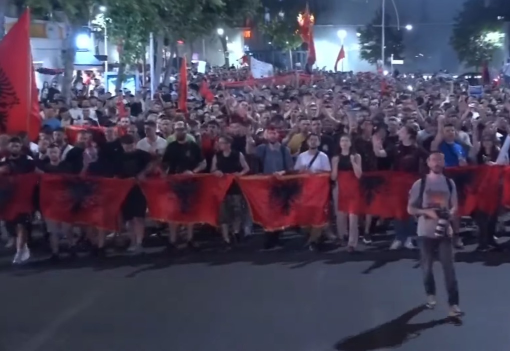 Mijëra qytetarë vijojnë marshimin në Tiranë  Bashkohuni me ne 