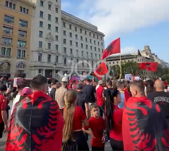 Barcelona vishet kuq e zi  Diaspora në protestë kundër klasës politike