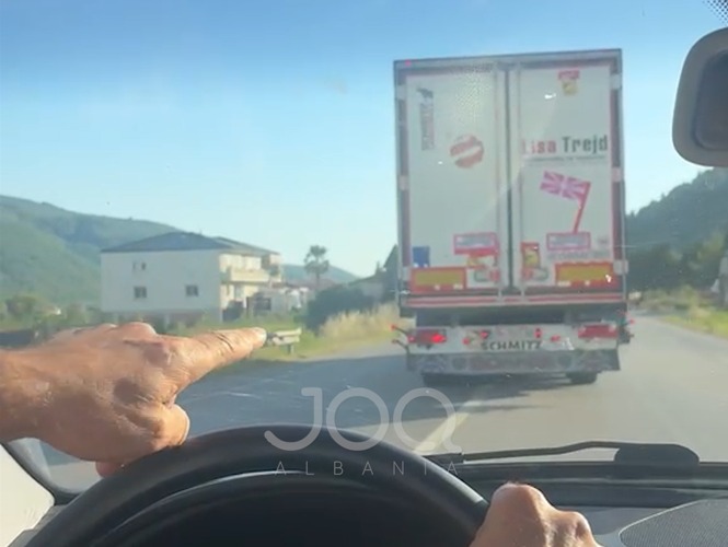  Për pak sa s na mori jetën   kamioni me targa maqedonase kryen manovra të rrezikshme në rrugë