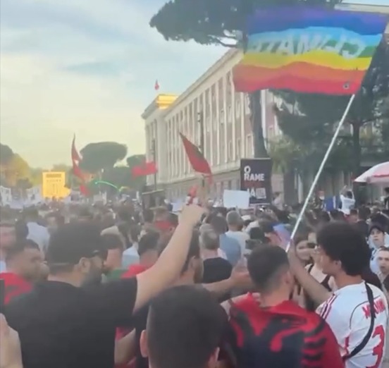  Hiqe flamurin   qytetarët largojnë simbolin e LGBTQ nga protesta